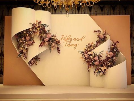 Wedding Backdrop Design Indoor, Photowall Ideas, Flower Backdrop Wedding, Wedding Stage Backdrop, Reception Backdrop, Minimalist Wedding Decor, Wedding Reception Backdrop, Wedding Stage Design, Wedding Backdrop Design