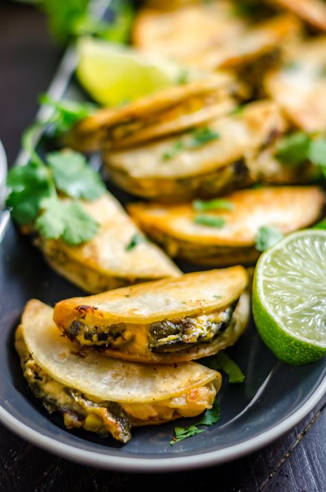 Mini Quesadillas, Mexican Appetizers, Mini Appetizers, Make Ahead Appetizers, Dinner Appetizers, Mini Party, Food Blogs, Quesadillas, Appetizers For Party