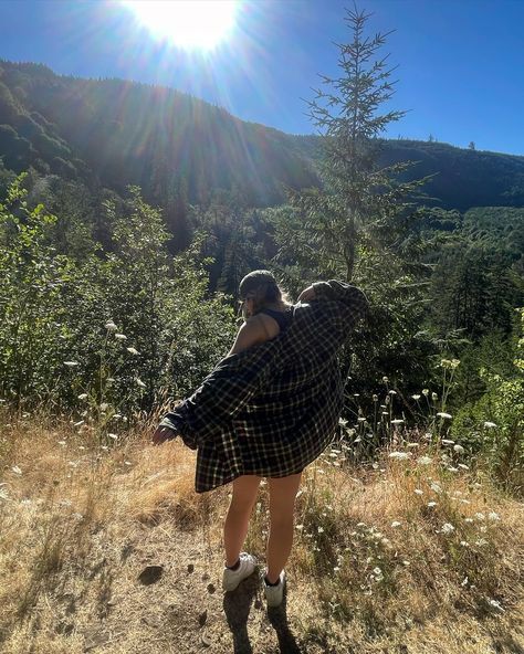 Mountain Aesthetic Outfit, Colorado Aesthetic Outfits, Hiking Aesthetic Outfit, Hike Aesthetic, Granola Summer, Colorado Aesthetic, Sunshine Aesthetic, Hiking Girl, Yukon Canada