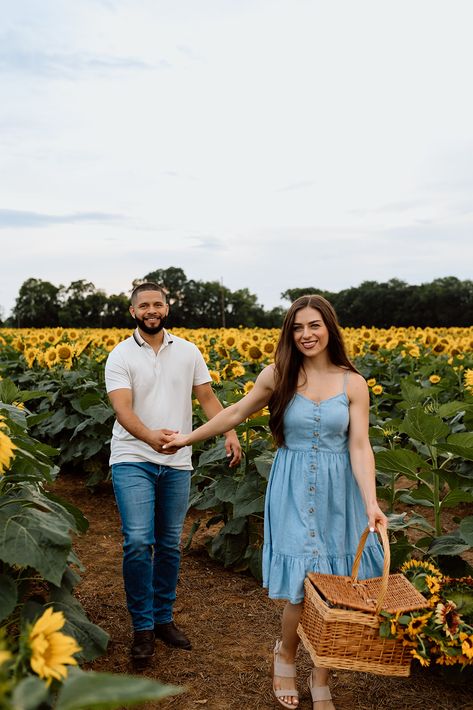 Hi, I'm Christin, a Chattanooga wedding photographer + engagement photographer. I am passionate about capturing special moments in a way that’s unique to you! Get inspired with downtown chattanooga engagement photos, wedding locations tennessee, engagement photos chattanooga tn, tennessee wedding elopement, and chattanooga wedding photography! Count me in for being your Chattanooga photographer or destination photographer. Inquire with me at christinsofka.com! Downtown Chattanooga, Chattanooga Wedding, Tennessee Wedding, Chattanooga Tn, Grad Photos, Photos Wedding, Wedding Elopement, Maternity Session, Family Session