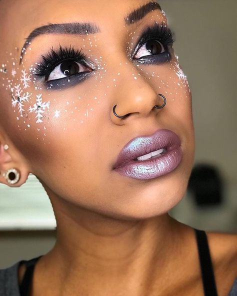 Frosty Makeup Look, Frosty Makeup, Snowflake Makeup, Look Halloween, Xmas Makeup, Christmas Eye Makeup, Princess Halloween, Christmas Makeup Look, Winter Makeup