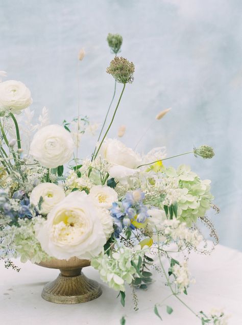 Georgia Photoshoot, Bridgerton Flowers, Wedding Flower Table, Flower Table Decor, Sea Island Georgia, Blue Flower Arrangements, Bridgerton Wedding, Blue Green Wedding, White Floral Arrangements