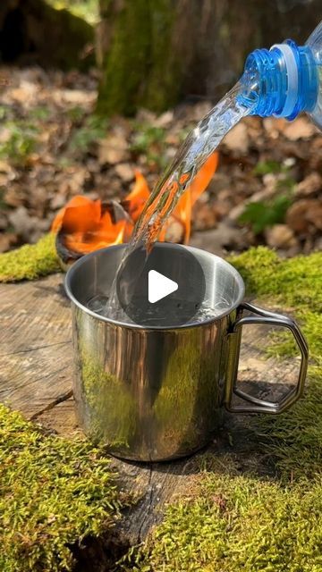 Sergio Outdoors on Instagram: "Survival Skills: Fire Igniter for Extreme Conditions. #survival #sergio_outdoors #skills #camping #fire #lifehacks #ideas #bushcraft #outdoors #forest" Survival Guide Book, Survival Traps And Snares, Survival Life Hacks Camping & Hiking, Survival Fire, Survival Memes, Survival Skills, Bushcraft, Life Hacks, Forest