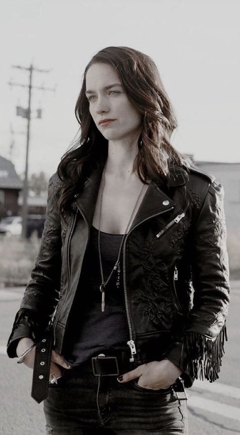 Picture of Melanie Scrofano Wynonna Earp Costume, Winona Earp, Scene Costume, Women Fighters, Wynona Earp, Wynnona Earp, Melanie Scrofano, Waverly Earp, Tracy Spiridakos