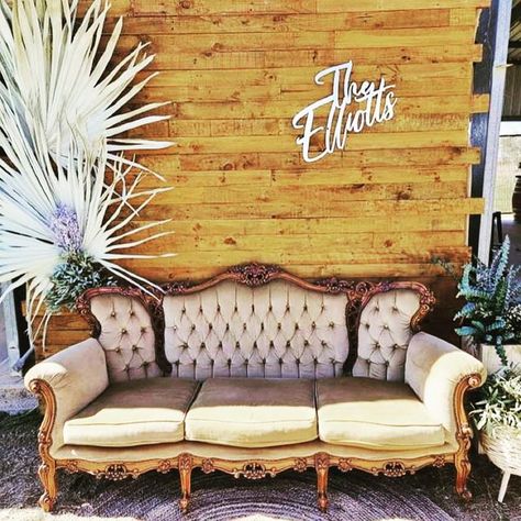 Antique Couch Wedding Photos, Wedding Photo Booth With Couch, Wedding Photo Backdrop Ideas Receptions, Vintage Couch Wedding Photos, Couch At Wedding, Velvet Couch Wedding, Vintage Couch Wedding, Wedding Couch, Wood Backdrop Wedding