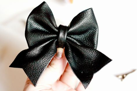 tutorials, DIY, how to make children's clothing, life, do it your self, how to make Patches On Jeans, Fabric Bow Tutorial, Diy Leather Bows, Bows Ideas, Leather Tutorial, How To Make Leather, Leather Bow Tie, Handmade Gifts For Friends, Hair Bow Tutorial