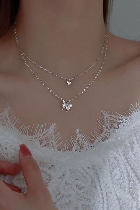 Minimalist Diamond Necklace, Butterfly Necklaces, Ethereal Jewelry, Simple Pearl Necklace, Outfit Classy, Jewelry Accessories Ideas, Girly Accessories, Classy Jewelry, Fancy Jewellery