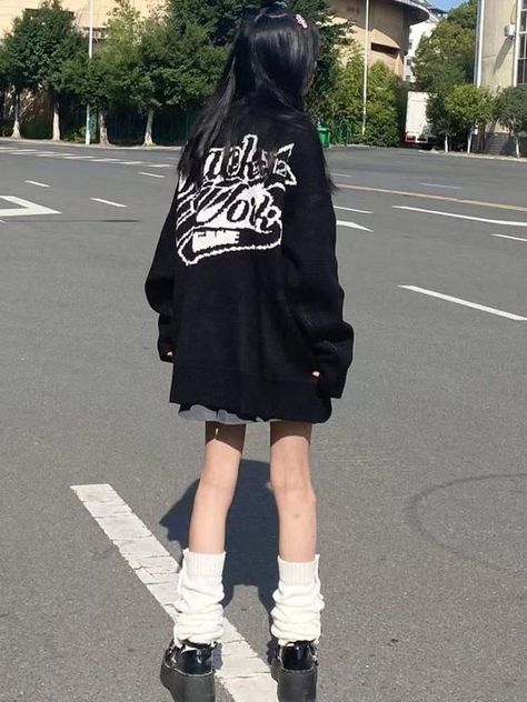 Butter soft leggings. If you know you know. Value is high! Oversize Crewneck Outfit, Plaid Winter Jacket, Korean Fashion Black, Plaid Jacket Women, Black Crop Tee, Silver Pants, Outfit References, Harajuku Sweatshirt, Oversized Clothes