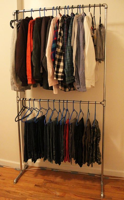 Apartment Closet Organization, Diy Clothes Storage, Pipe Clothes Rack, Diy Clothes Hangers, Tv Fal, Diy Clothes Rack, Hanging Clothes Racks, Diy Clothes Refashion, Clothes Closet Organization