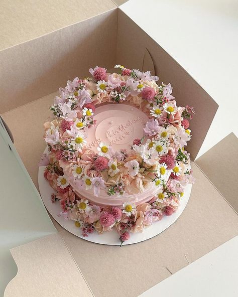 Amy | ��𝐭𝐨𝐧𝐠𝐭𝐨𝐧𝐠 𝐜𝐚𝐤𝐞 on Instagram: “🌸🌸🌸 Size: standard 6in #tongtongcake #통통케이크” Wildflower Cake, Cake With Flowers, Mini Cakes Birthday, Pretty Dessert, Creative Birthday Cakes, Pretty Birthday Cakes, Just Cakes, Cute Birthday Cakes, Cake Designs Birthday