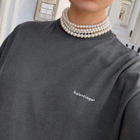 Pearls Outfit Casual, Outfits With Pearl Necklace Casual, Pearls Necklace Outfit Casual, Outfit With Pearls, Pearl Necklace Outfit, Pearl Outfit, Balenciaga Sweater, Necklace Outfit, Casual Necklaces