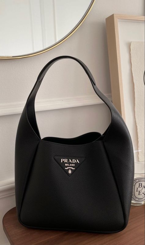 Small Prada Bag, Zapatillas Veja, Prada Aesthetic, Luxury Bags Collection, Prada Collection, Luxury Purses, Fancy Bags, Pretty Bags, Cute Bags