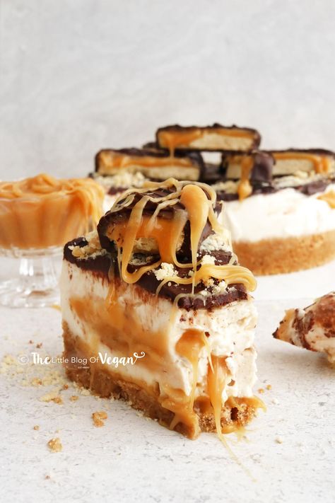 No-Bake Twix Cheesecake Twix Cheesecake Recipe, Homemade Twix Bars Recipe, Easy Caramel Slice, Twix Cheesecake, Twix Cake, Homemade Twix Bars, Dairy Free Cream, Vegan Caramel, Vegan Cheesecake