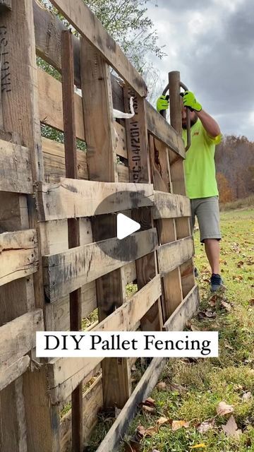 Moveable Fence, Farm Fencing Ideas, Make A Fence Out Of Pallets, Easy Fence Ideas Cheap, Pallets For Goats, Privacy Fence Ideas On A Budget, Diy Pallet Fence Ideas, Pallet Fence Around Pool, Pallet Fence For Goats