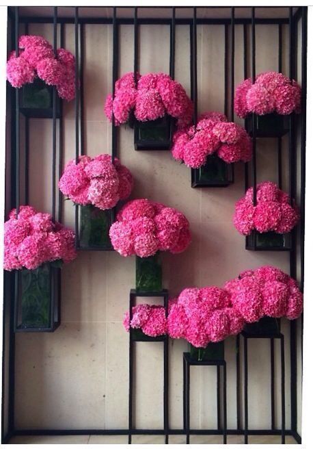 loving everything about this flower installation Trendy Flowers, Deco Floral, Display Design, Arte Floral, Ikebana, Flower Shop, Flower Wall, Wedding Centerpieces, Hydrangea