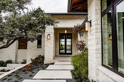 Sustainable home reflects a minimalist lifestyle in Texas Hill Country Limestone House Exterior, Modern Ski House, Colorado Mountain Homes, Limestone House, Country Lifestyle, Modern Farmhouse Exterior, Mountain Modern, Farmhouse Exterior, Chic Interior