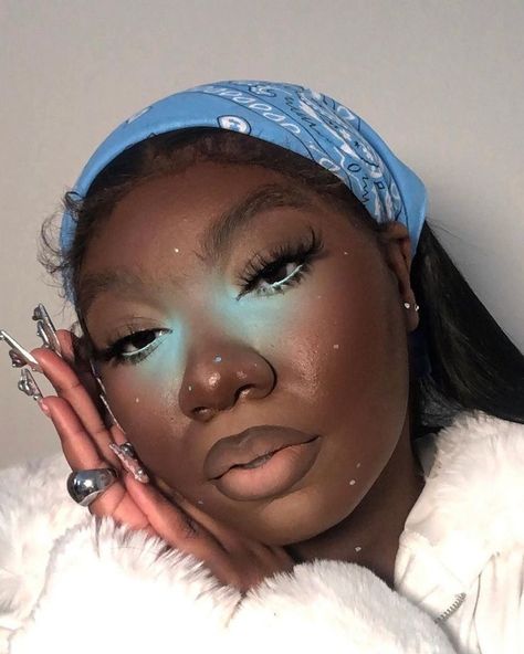 Elevate your festival style with these simple yet stunning makeup looks, perfect for any music event or rave. From this pale blue eyeshadow look on dark skin, to other easy ideas, these looks will have you feeling your best under the festival lights. Bright Undereye, Under Eye Makeup, Blue Makeup Looks, Makeup For Black Skin, Cool Makeup Looks, Ethereal Makeup, Unique Makeup, Dope Makeup, Rainbow Bright