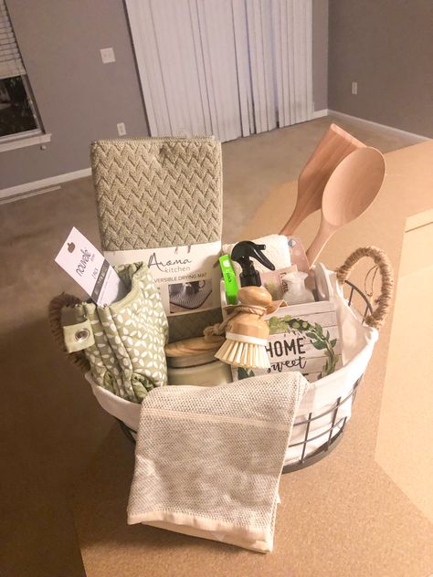 Home sweet home wire basket with burlap. Pit holders, scrubby thing, drying rack towel, citronella spray, candle New Home Hampers Gift Ideas, Gift New Home, Cute Housewarming Gifts, New Home Hamper Gift, Apartment Warming Gift Basket, Apartment Welcome Gifts, Cheap House Warming Gift, New Home Welcome Basket Gift Ideas, Closing Baskets For Buyers