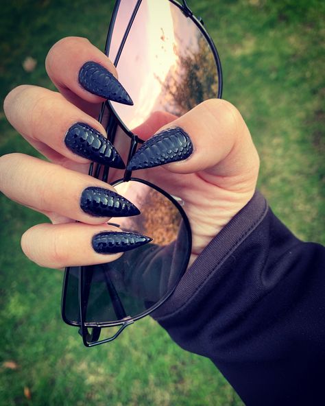 Black nails, stiletto, alligator print Almond Alligator Nails, Black Reptile Nails, Black Snakeskin Nails, Alligator Nail Design, Black Alligator Nails, Alligator Nails Designs, Alligator Print Nails, Black Crocodile Nails, Acrylic Nails Ideas Almond