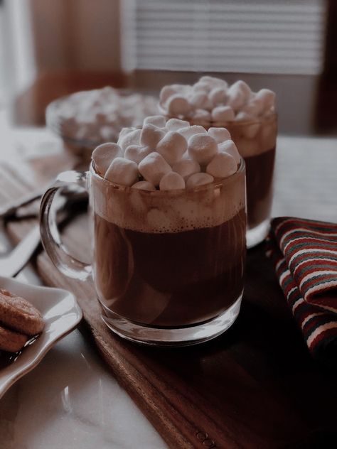 Hot Cocoa With Marshmallows, Hot Choco Aesthetic, Hot Coa Coa, Aesthetic Hot Cocoa, Stovetop Hot Chocolate, Stovetop Hot Chocolate Recipe, Aesthetic Hot Chocolate, Drinks Hot Chocolate, Cute Hot Chocolate