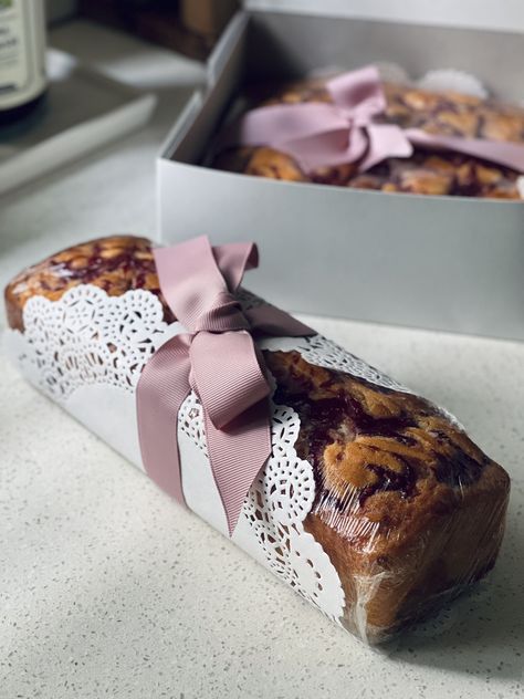 Tea Cake Packaging Ideas, Cute Bread Packaging, Bread Gift Wrapping Ideas, Bakery Gift Box Ideas, Baked Good Packaging, Bakery Merchandise Ideas, Home Bakery Packaging Ideas, Christmas Cake Packaging Ideas, Dessert Boxes Gift Packaging Ideas