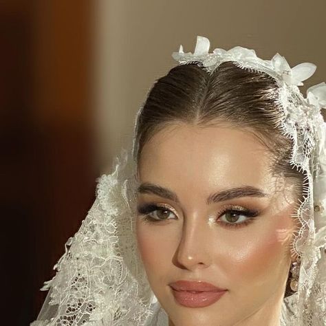 ‎سارة حبيب | SARA HABIB 👰🏼💄‎ on Instagram: "Bride ♥️  . . #explore #jeddah #bride" Bridal Inspo Makeup, Makeup Mariee, Blue Bridal Makeup, Brides Makeup Wedding, Wedding Dress 2025, Makeup Bridal Looks, Bridal Makeup Pink, Soft Glam Wedding Makeup Brides, Bridal Glam Makeup