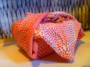 Uses For Pillow Cases, Pillow Case Upcycle, Old Pillow Case Ideas, Repurpose Pillowcases, Upcycle Pillowcase, Recycled Pillows, Pillow Case Crafts, Feather Comforter, Pajama Bag