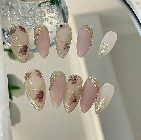 Gilded Nails, Japanese Jelly Nails, Nails Japanese, Golden Line, Almond Shape Nails, Pretty Gel Nails, Japanese Nails, Soft Nails, Almond Shape