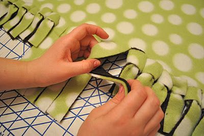 That Village House: No-sew fleece blankets  Loop. Don't tie! Teenage Crafts, No Sew Blanket, Sew Blanket, No Sew Fleece, Room Crafts, Diy Hats, Fleece Projects, No Sew Fleece Blanket, No Sew Blankets