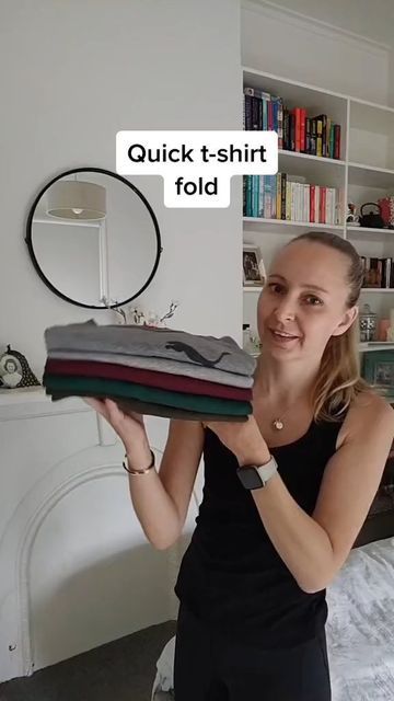 CRAFT iCON on Instagram: "Quick folding By @effectivespaces" T Shirt Folding, Diy Clothes Hacks, Packing Hacks Clothes, Shirt Folding, How To Fold Towels, Packing Clothes, Folding Laundry, Clothes Organization Diy, Small Closet Organization