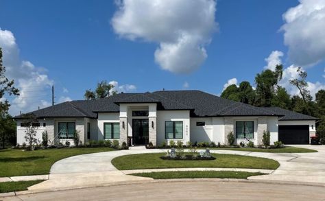 White stucco one story home with a black roof and gray stone accents. A circle drive and clean landscaping complete this contemporary one story home. Big 1 Story House, Pretty One Story House, 1 Story Exterior Home Design, Large One Story Homes, Big One Story House, 1 Story Mansion, Modern One Story House Exterior, Single Story House Facade, Modern Single Story Homes