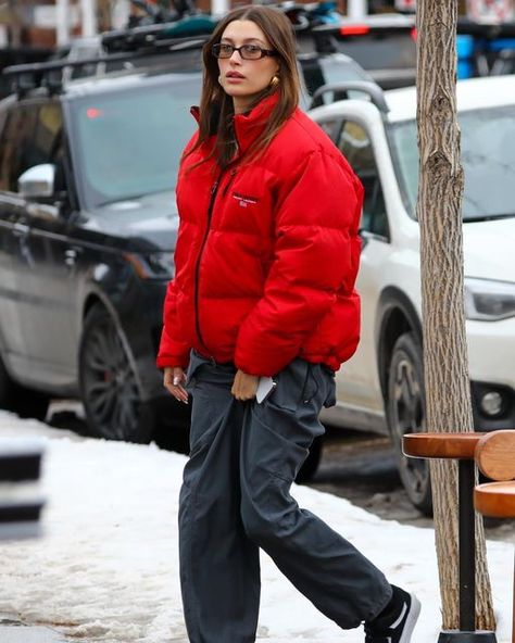 Hailey Bieber Street Style, Hailey Baldwin Street Style, Puffer Outfit, Puffer Jacket Outfit, Red Puffer Jacket, Hailey Bieber Style, Hailey Baldwin Style, Looks Street Style, Celebrity Street Style