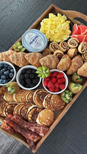 LAURA REYNOSO ��⭐️ on Instagram: "Brunch board for Weekends 🤌🏻 #brunchboard #weekendvibes #brunch" Brunch Food Ideas Aesthetic, Anniversary Brunch Ideas At Home, Breakfast Boards Brunch Easy, House Brunch Ideas, Birthday Breakfast Board, Fall Brunch Aesthetic, Outdoor Birthday Brunch, Breakfast Spread Table, Buffet Brunch Ideas