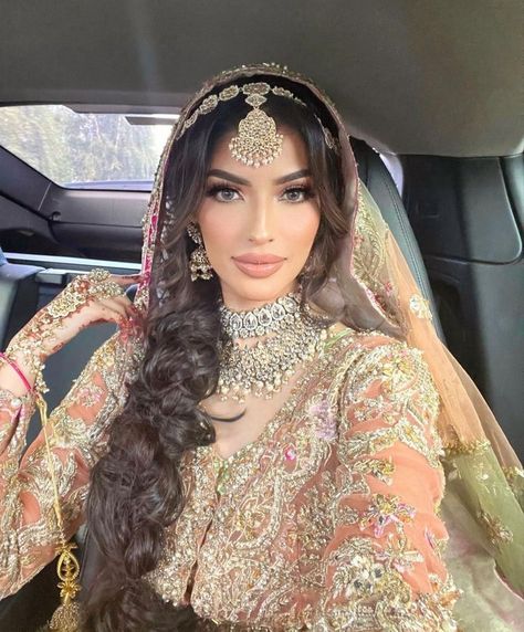 Desi Bride Hair, Desi Bridal Makeup, Prizren Kosovo, Pakistani Bridal Hairstyles, Pakistani Makeup, Mehndi Hairstyles, Bride Looks, Indian Bride Makeup, Asian Bridal Makeup