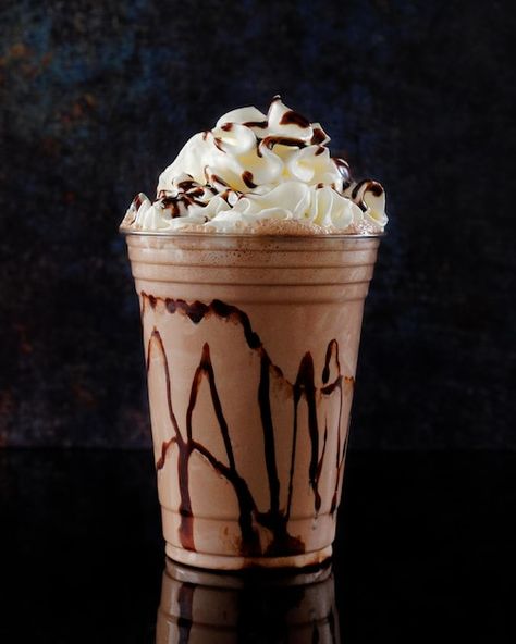 Ice Chocolate Drink, Chocolate Chip Frappe, Milkshake Recipe Chocolate, Frappe Recipe, Mocha Frappe, Oreo Milkshake, Iced Mocha, Chocolate Smoothie, Chocolate Shake