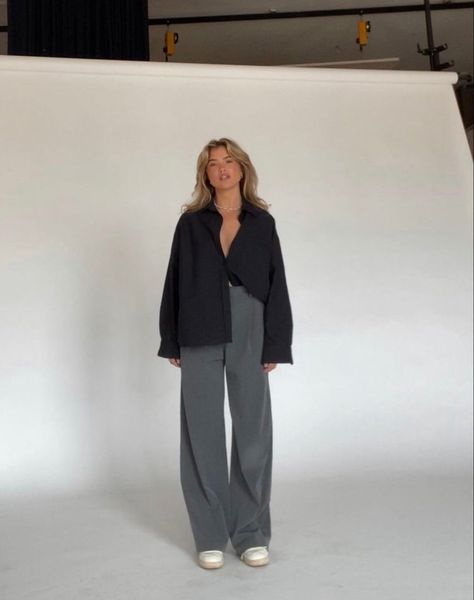 Oversized Shirt Outfit For Work, Normcore Outfits Summer, Grey Pants Aesthetic, Gray And White Outfits, Minimal Outfits For Women, Grey Dress Pants Outfit, Mode Ulzzang, Djerf Avenue, Matilda Djerf