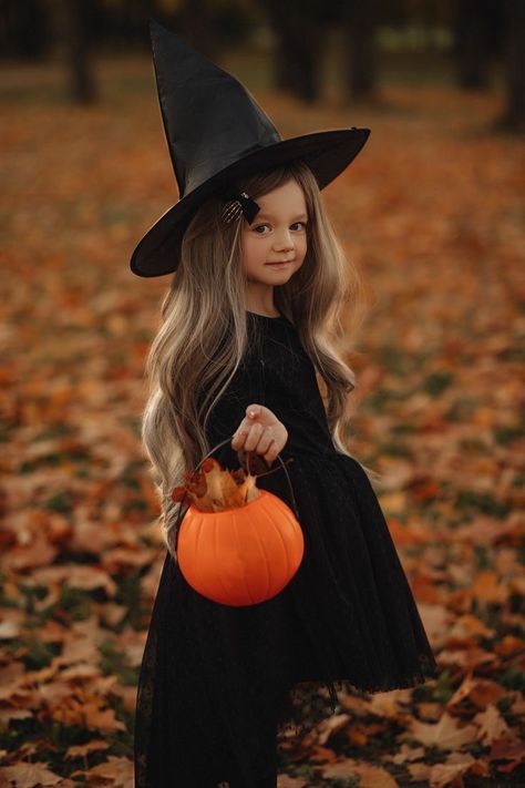 Kids Witch Photoshoot, Best Costume Ideas, Halloween Mini Session, Witch Photos, Photo Halloween, Halloween 23, Toddler Photoshoot, Witch Pictures, Creepy Halloween Makeup