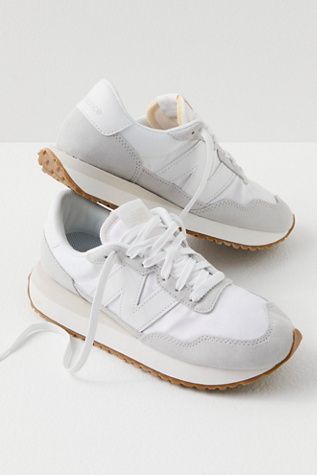 Everyday Nike Shoes, Cute Trendy Tennis Shoes, Good Tennis Shoes, Teen Shoes For School, Aesthetic Shoes Outfit, Trending Women Shoes, Fall Platform Shoes, Basic Tennis Shoes, Aesthetic Womens Shoes