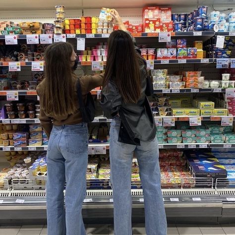 Aesthetic Bff Poses, Supermarket Photoshoot Aesthetic, Bff Poses Photo Ideas, Two Best Friends Aesthetic, Food Cravings Healthy, 90s Aesthetic Grunge, Supermarket Aesthetic, Aesthetic Bff, Casual Outfits Cute