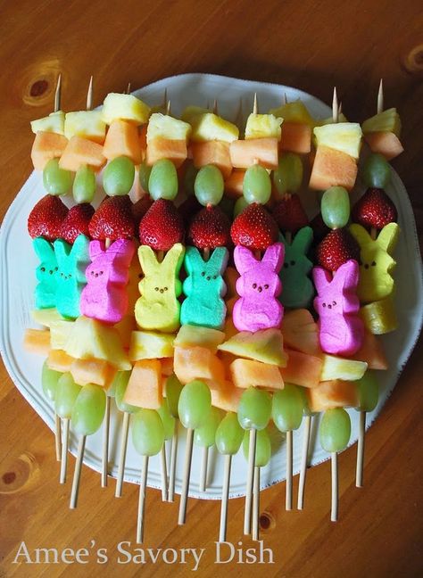 Need a fun and fast dessert idea for Easter? Try making these cute Peep kabobs. Fast Desserts, Easter Appetizers, Easter Snacks, Decorações Com Comidas, Fruit Kabobs, Easter Goodies, Holiday Feast, Easter Peeps, Easter Dinner