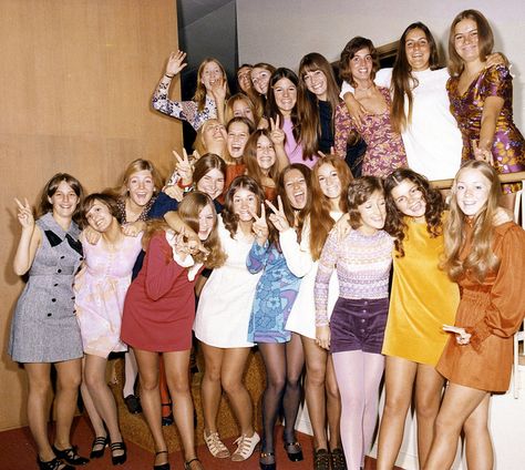 1971. I see a pattern here: Mini Everything. - Choose your own mini skirt here: https://www.beyondyourclouds.com/collections/skirts Miracle Eye, 70s Mode, College Girl Fashion, 60s 70s Fashion, Look Retro, Sorority Girl, Ribbed Dress, Gal Pal, 1970s Fashion