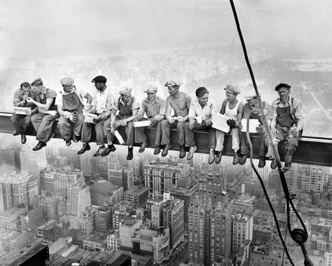 Lunch Atop A Skyscraper, Famous Pictures, New York Poster, Steel Beams, Rockefeller Center, Rosie The Riveter, Foto Vintage, Construction Worker, Roaring Twenties