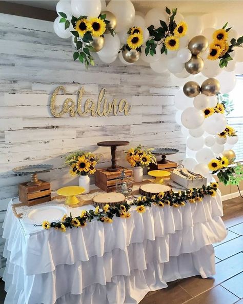 Sunflowers Party Theme, Cow Print And Sunflower Balloon Arch, Sunflower Engagement Party Ideas, Sunflower 18th Birthday Party, Sunflower Picture Backdrop, Sunflower And Bee Theme Party, Sunflower Balloon Arch Ideas, Western Sunflower Party Decor, Sunflower Bday Theme