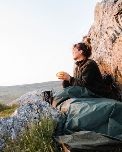 Summer Camping Photoshoot, Camping Girl Aesthetic, Women Camping Aesthetic, Solo Camping Women, Winter Camping Photoshoot, Outdoor Sports Photography, Camping Photography Friends, Woman Camping, Outfit Camping