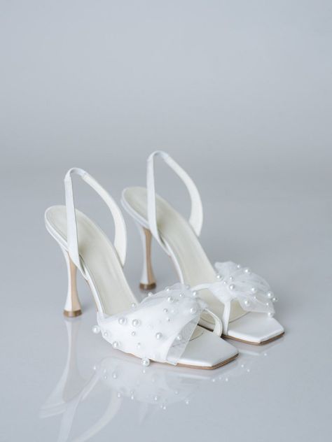 Simple Wedding Shoes, Pearl Wedding Accessories, Bride Heels, Pearl Wedding Shoes, Bridal Sneakers, Rime Arodaky, Perfect Wedding Shoes, Pearl Shoes, Wedding Shoes Bride