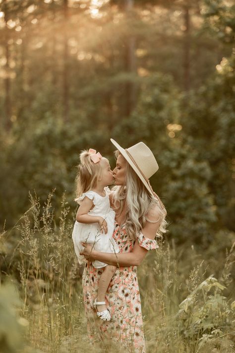 Mommy And Me Nature Shoot, Boho Mom And Daughter Photoshoot, Western Mother Daughter Pictures, Mommy Toddler Photoshoot, Field Photoshoot Mommy And Me, Mommy N Me Photoshoot, Mommy And Me 2 Kids Photoshoot, Mommy And Me Field Photos, Mommy And Me Photo Ideas