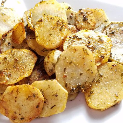 Garlic Herb Skillet Potatoes Potatoes On The Stove, Electric Skillet, Skillet Potatoes, Garlic Potatoes, Skillet Recipes, Potato Sides, Potato Side Dishes, Best Food Ever, Garlic Herb