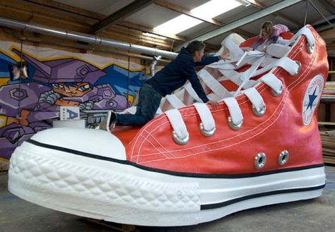 Converse Tennis Shoes, Diy Sneakers, Red Converse, Guinness World Records, Sneaker Art, Shoes Too Big, Shoe Art, Converse Chuck Taylor All Star, World Records