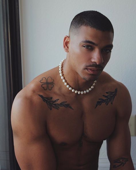 Dark Skin Tattoo, Skin Tattoo, Torso Tattoos, Tattoo Inspiration Men, Dark Skin Men, Great Body, Luz Natural, Cuban Link Chain, Most Beautiful Man