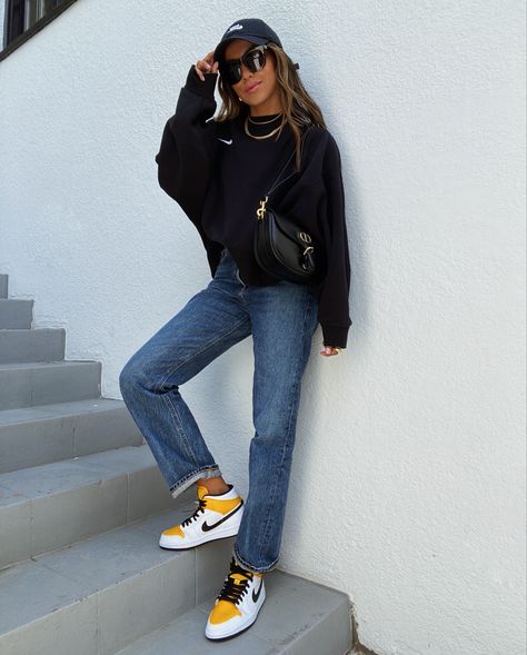 Nike sweatshirt outfit and air Jordan 1s Bright Sneakers Outfit, Hightop Sneaker Outfits Women, Hightop Sneaker Outfit, Nike Sweatshirt Outfit, Outfits With High Tops, High Top Sneakers Outfit, High Tops Outfit, Athleisure Chic, Sneaker Outfits Women